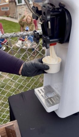 fro-yo-soft-serve-sundae-cart-big-1